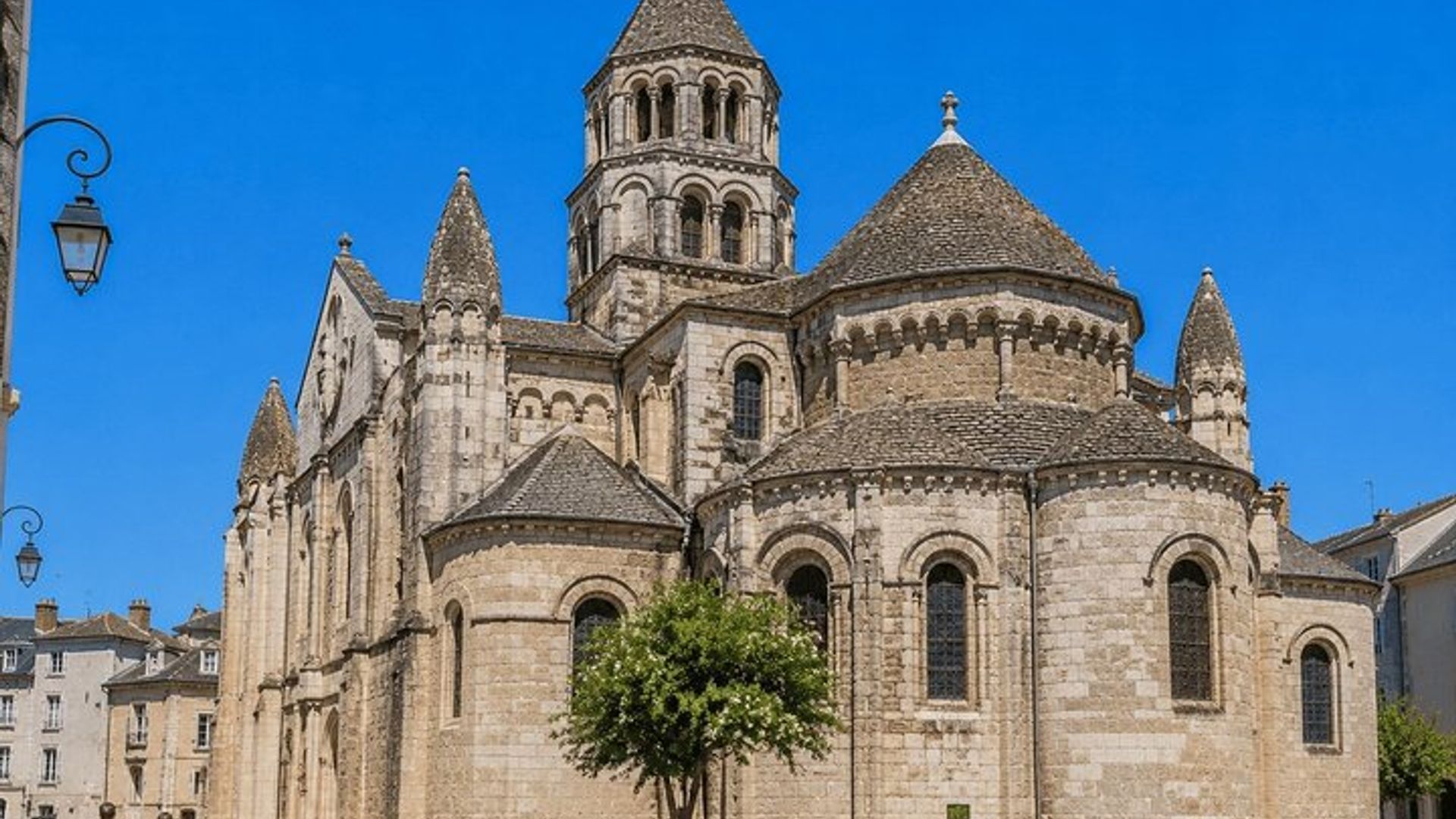 Hello Poitiers: Private 2-Hour Intro City Walk with Local Guide