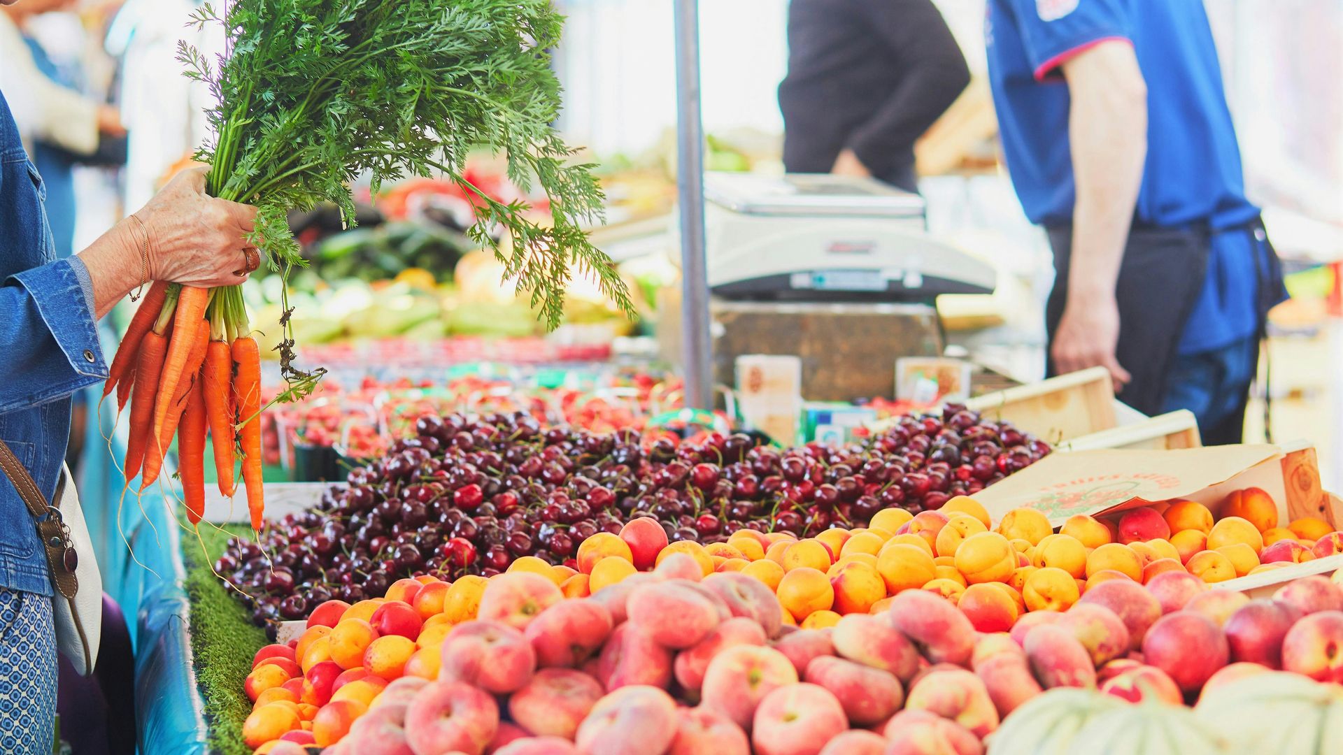 Paris: Street Market Tour with Lunch and Wine-Tasting Session