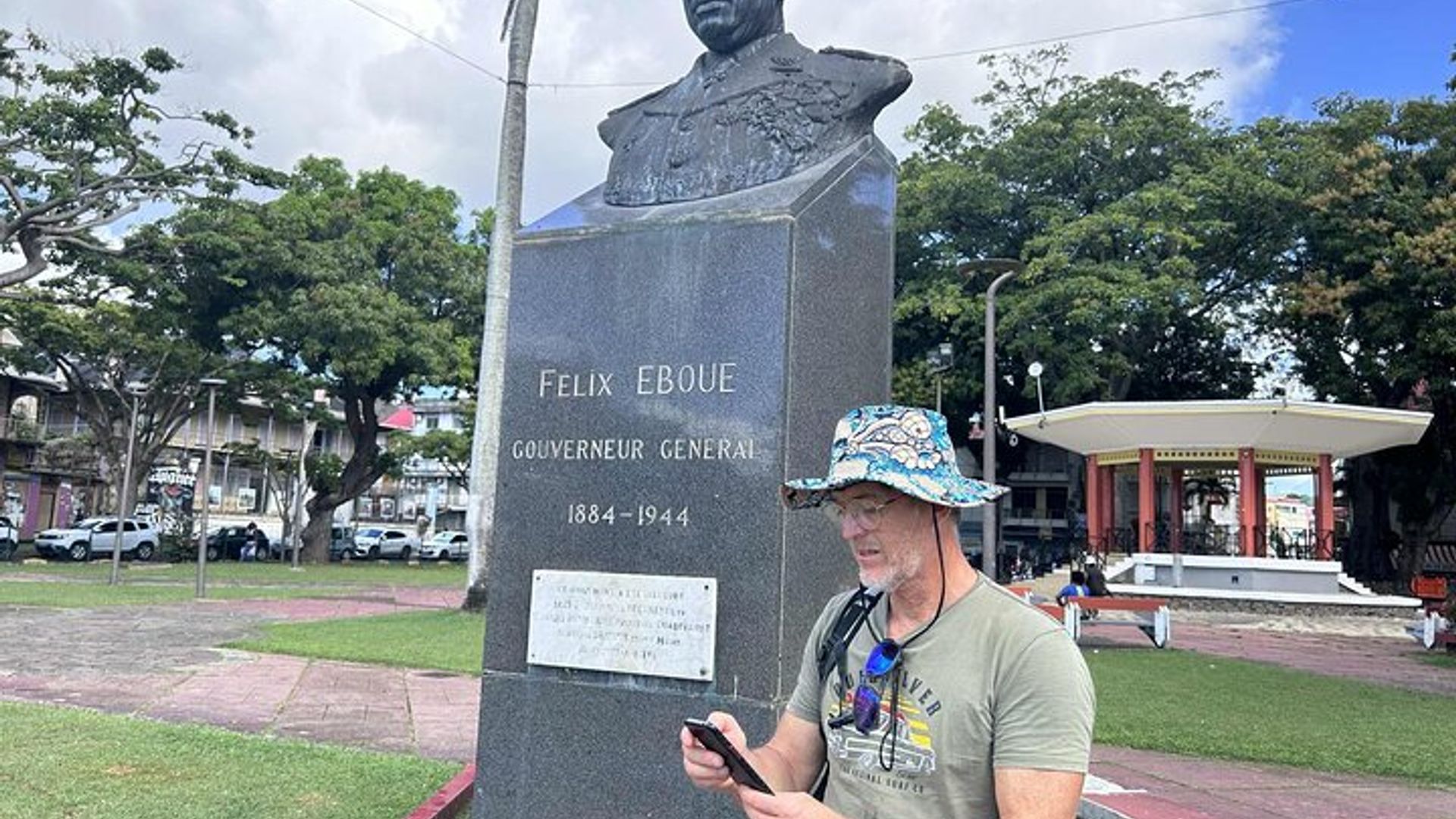 Visit Pointe-à-Pitre with a fun and fun track game!