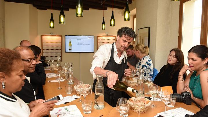 Paris: Small-Group Guided Evening Wine Tasting With Sommelier