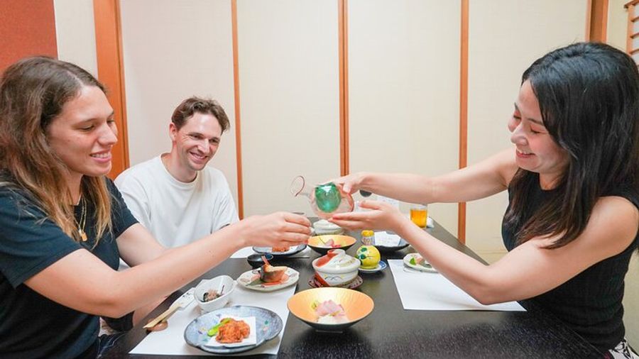 Kanazawa: Small-Group Night Local Food and Sake Tour