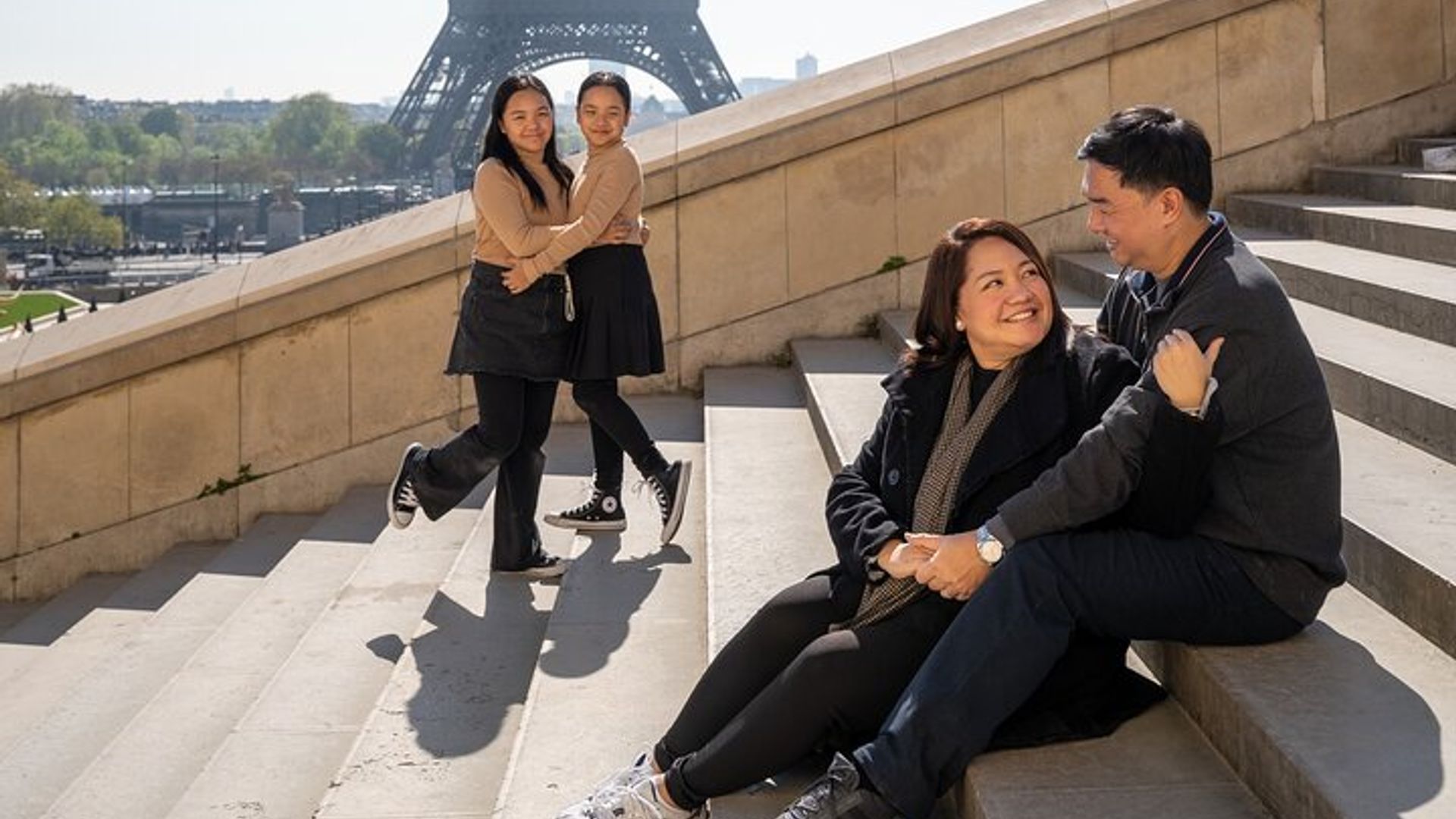 Séance photo à Paris avec photographe devant la tour Eiffel