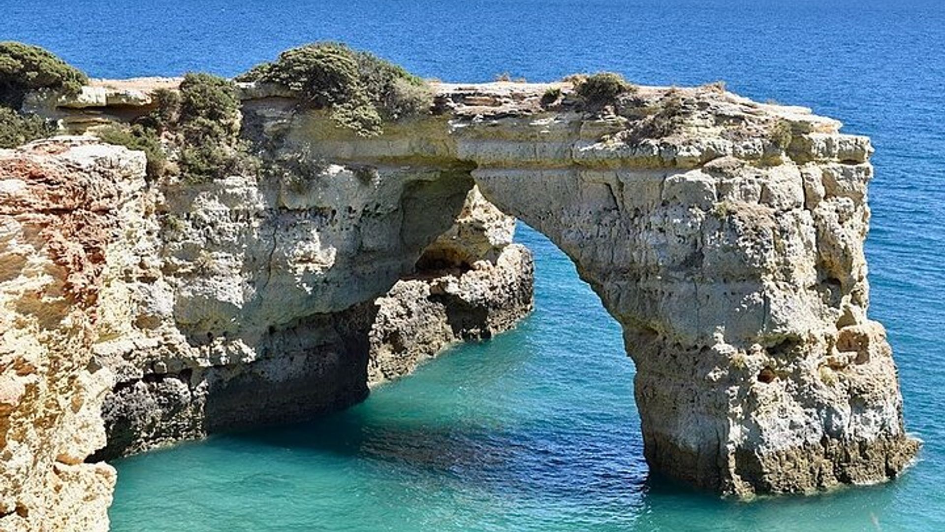 Algarve to Porto Up to 3 stops: Óbidos, Nazaré and Aveiro