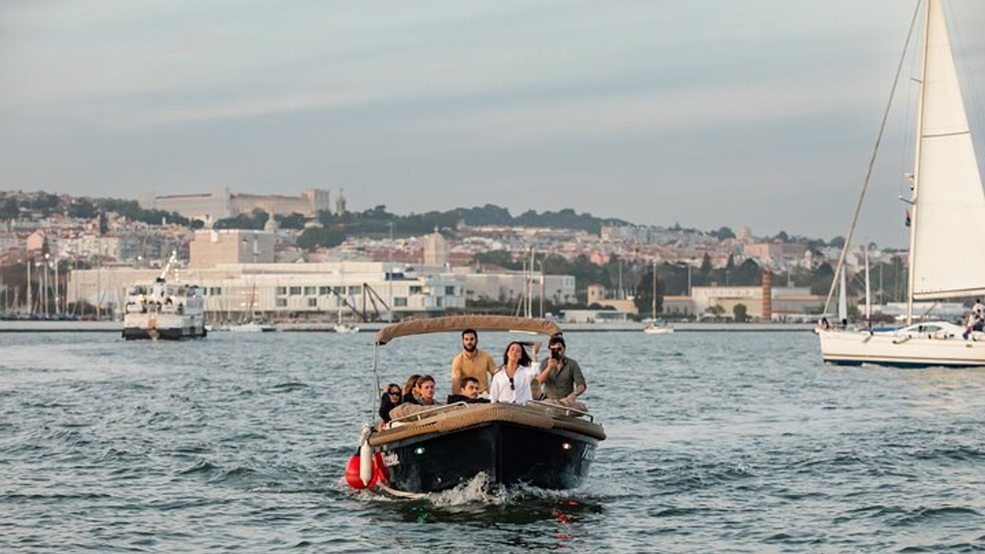Crucero en barco por el Tajo para grupos pequeños con pizza y barra libre