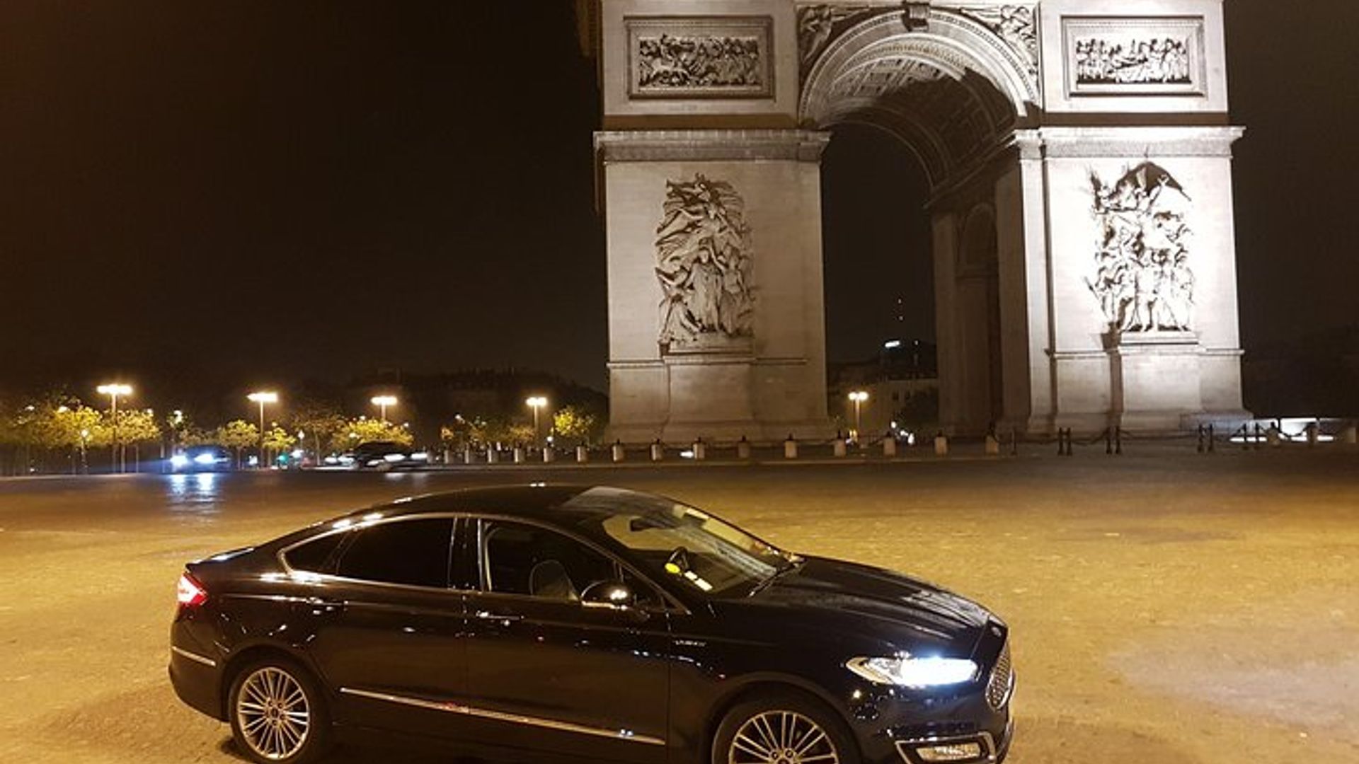 Private Shuttle from Charles de Gaulle Airport to Paris: Premium Service