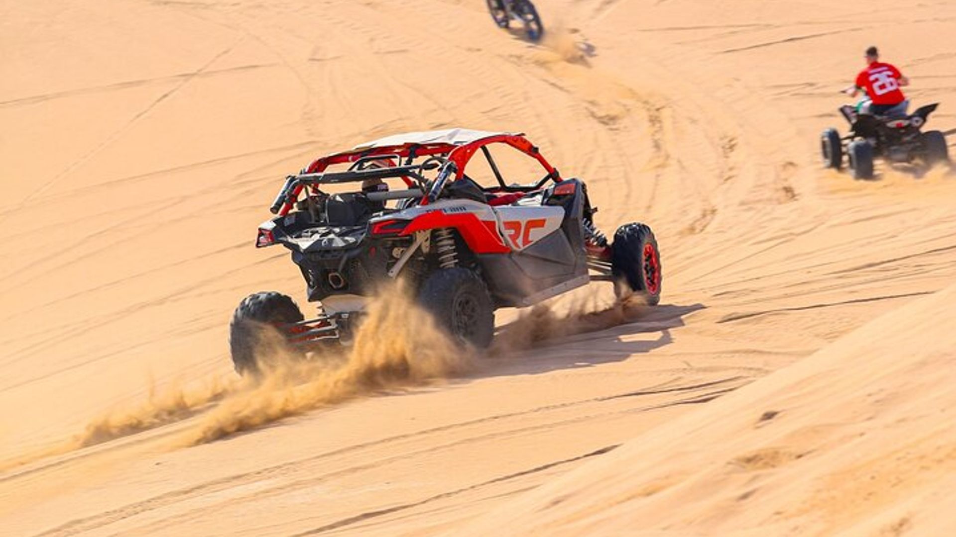 Buggy Can-Am Maverick en las dunas de arena, la playa y el bosque
