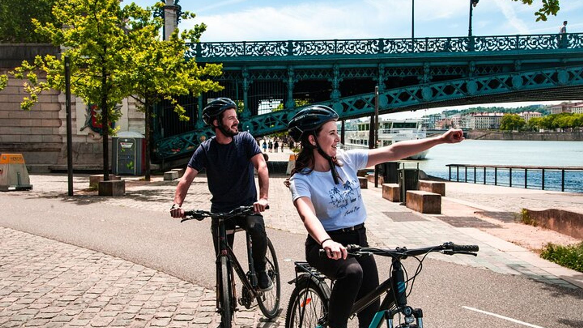 Bike Tour by ComhiC - 2h Heading to Tête d'Or Park