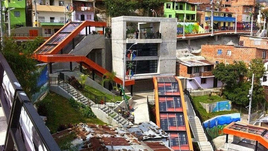 Comuna 13 Graffitour knows the urban art district of Medellín