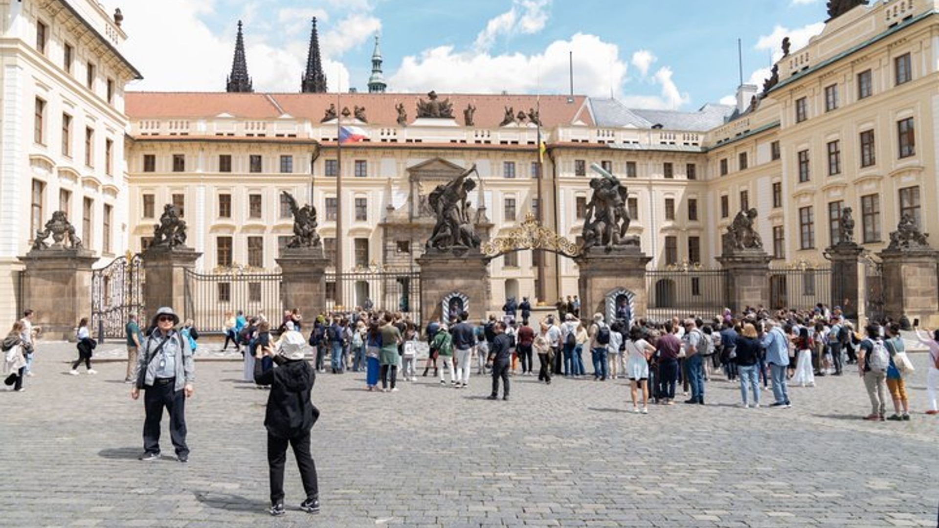 Prague Castle tour in a small group in Russian