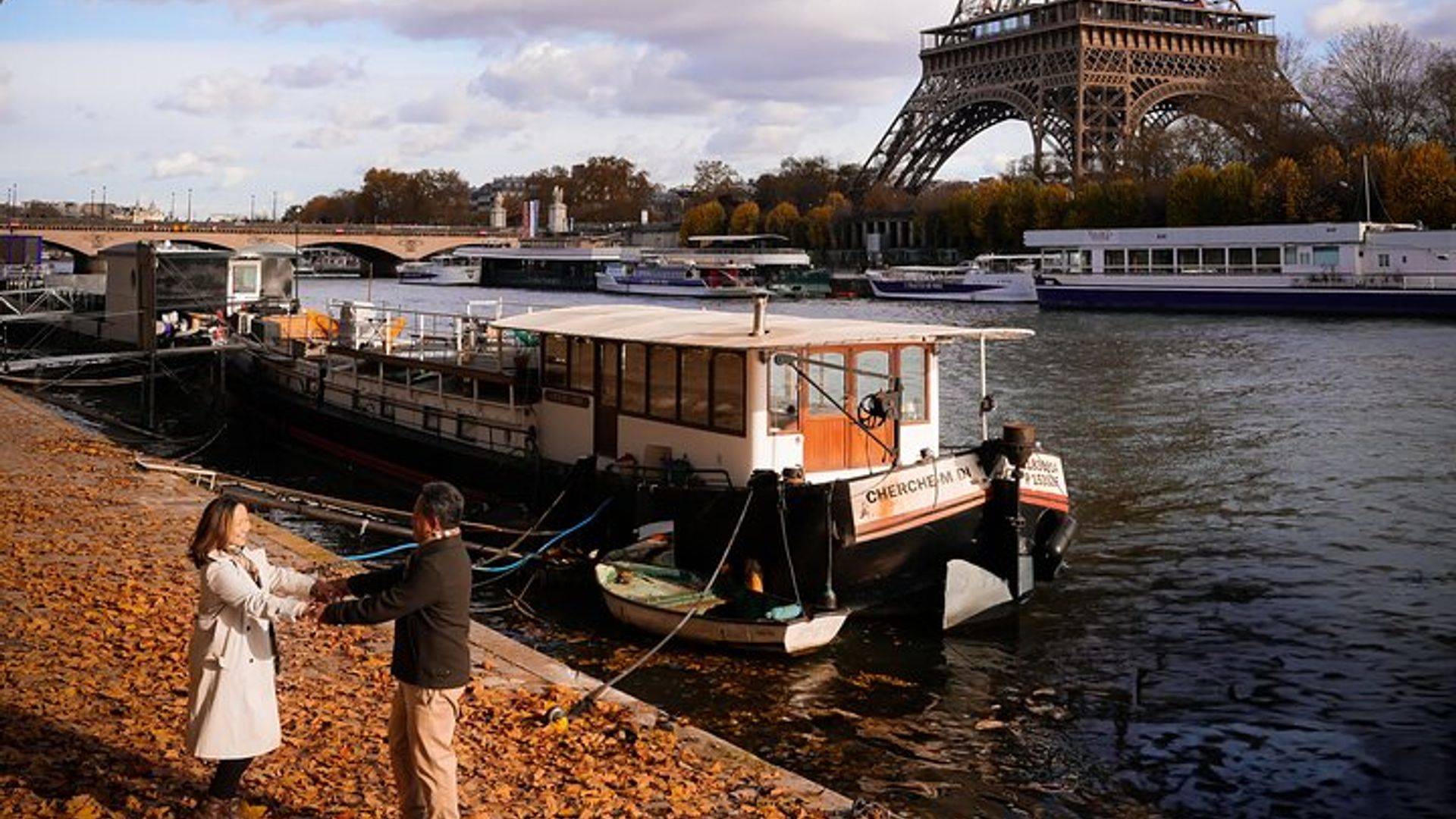 Séance photo à Paris avec photographe devant la tour Eiffel
