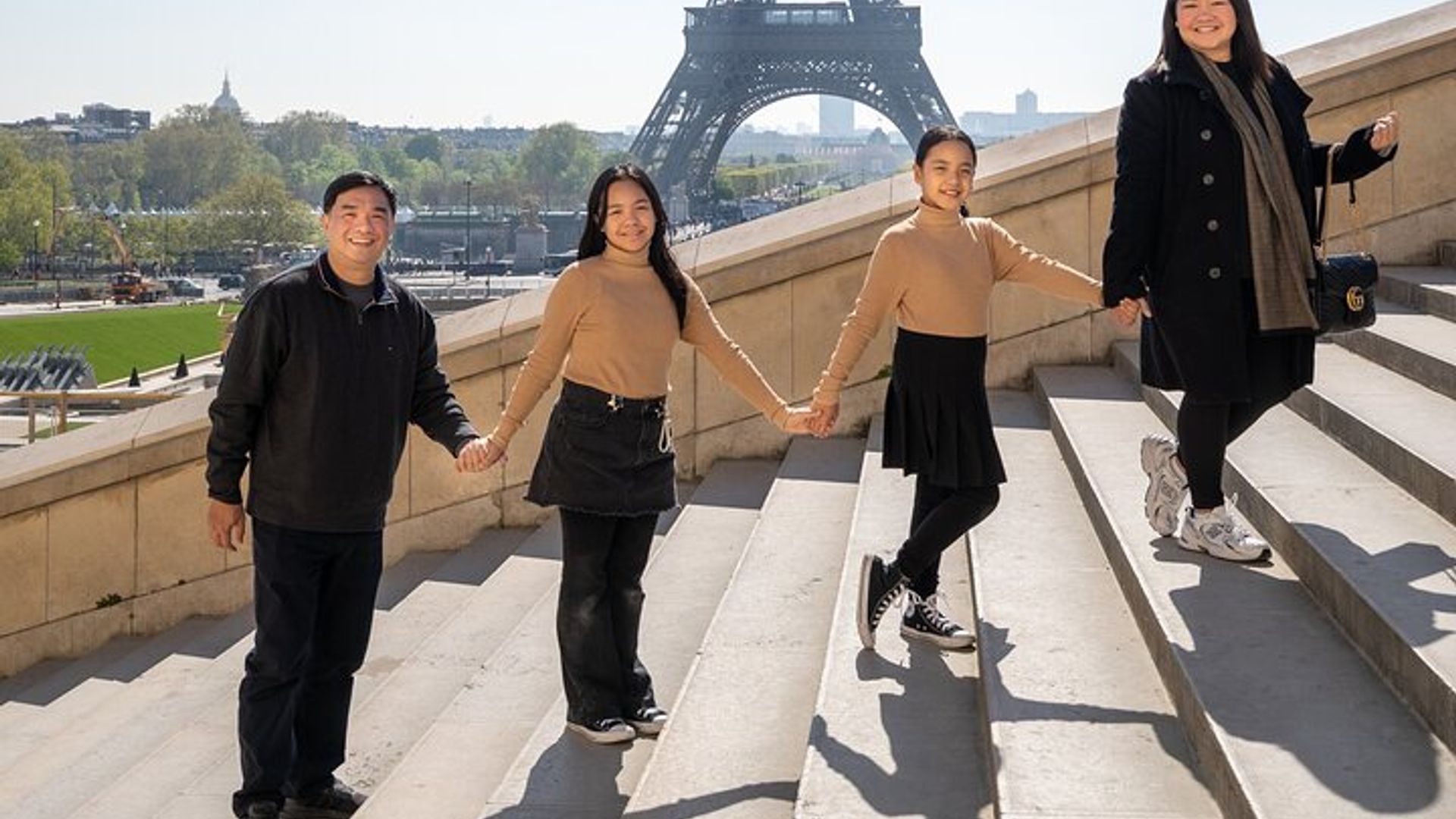 Séance photo à Paris avec photographe devant la tour Eiffel