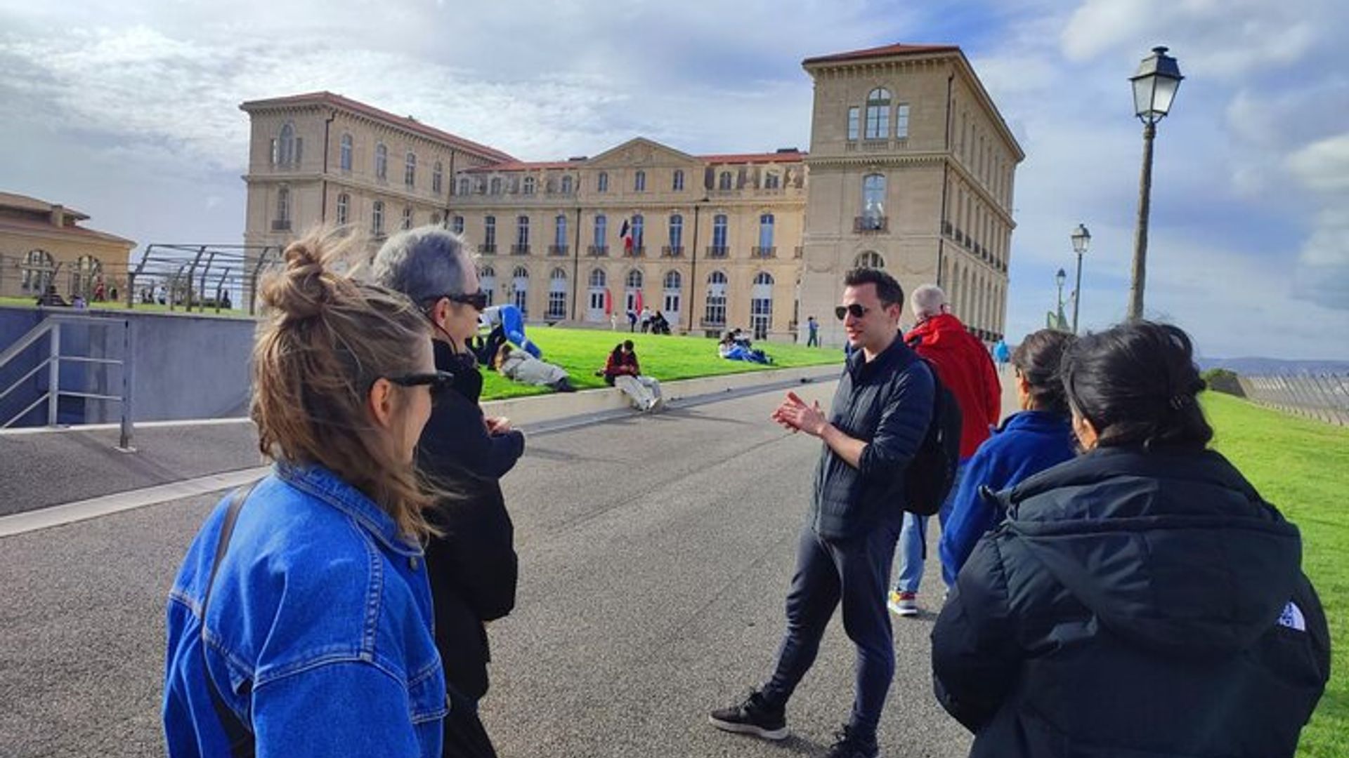 Marseille met en avant la visite à pied en petit groupe avec un local