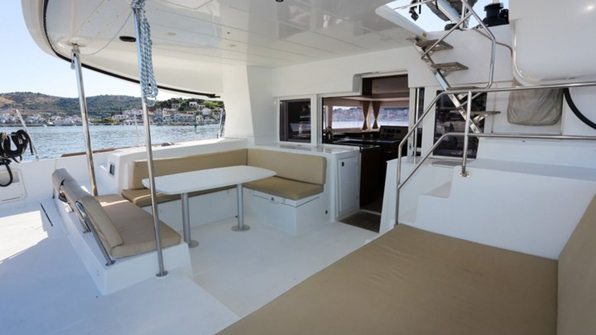 Eine ganztägige Maddalena-Katamaran-Tour mit Mittagessen