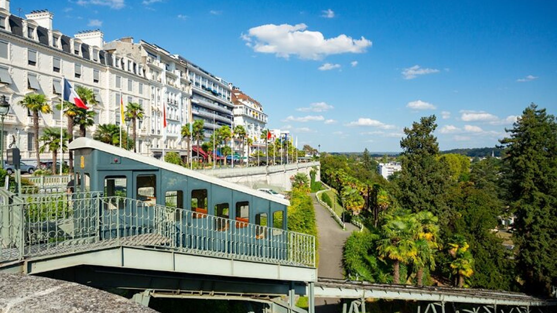 Pau Audio Guided Walking Tour 1h40 and 18 audio reviews