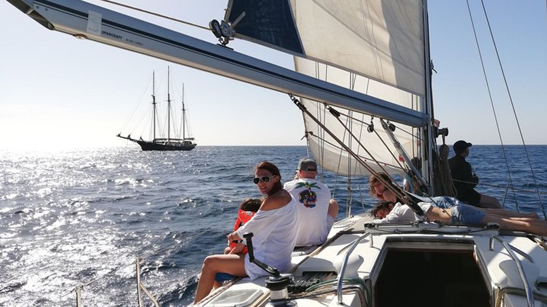 Paseo en velero de medio día para grupos pequeños en Santa María