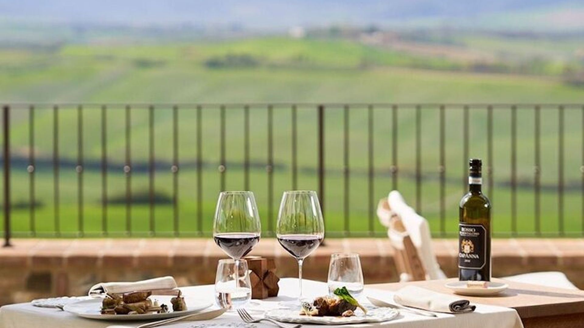 Recorrido privado por el vino Brunello, visitas a tres bodegas de lujo y almuerzo