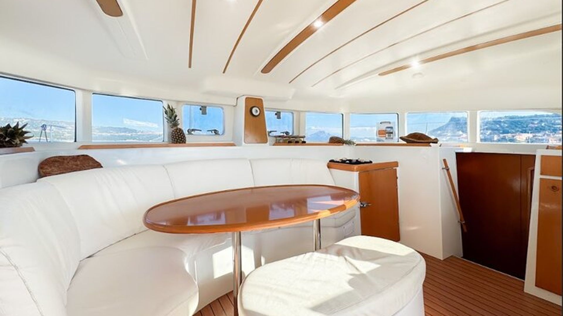 Un tour in barca di un'intera giornata alle isole Maddalena, in piccoli gruppi, con pranzo.