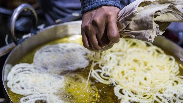 Delhi Food Walk: Rickshaw Ride, Street Eats & Market Tour