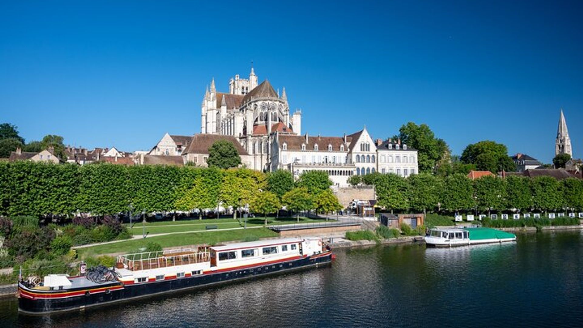 Auxerre Visite audioguidée à pied 1h15 et 21 commentaires audios