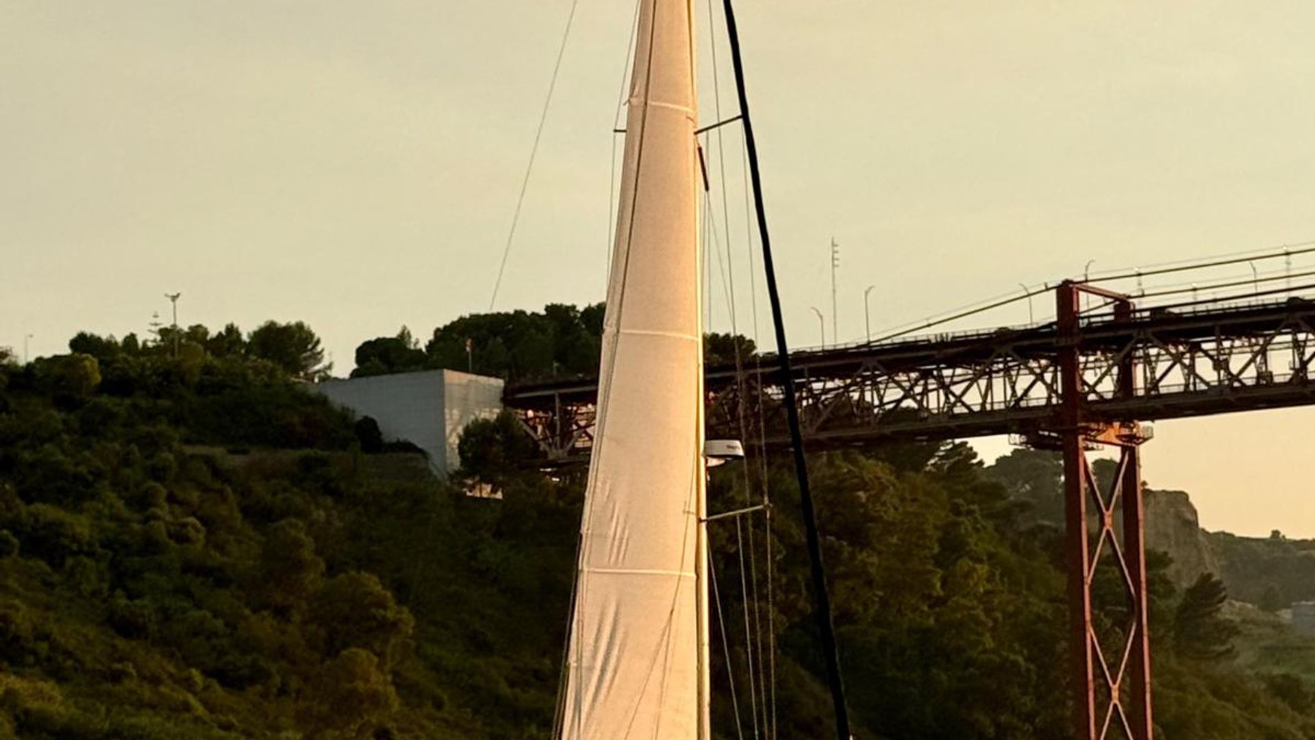 Lisbon Romantic Private 2h Sunset Cruise with sparkling wine