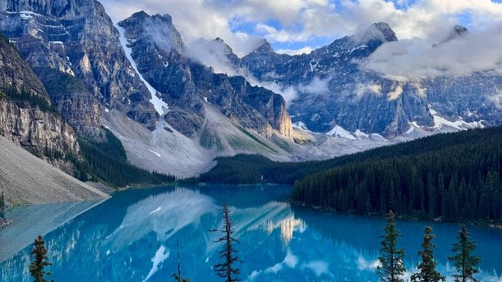 Sunrise Views / Relaxed Day Shuttle to Moraine Lake & Lake Louise