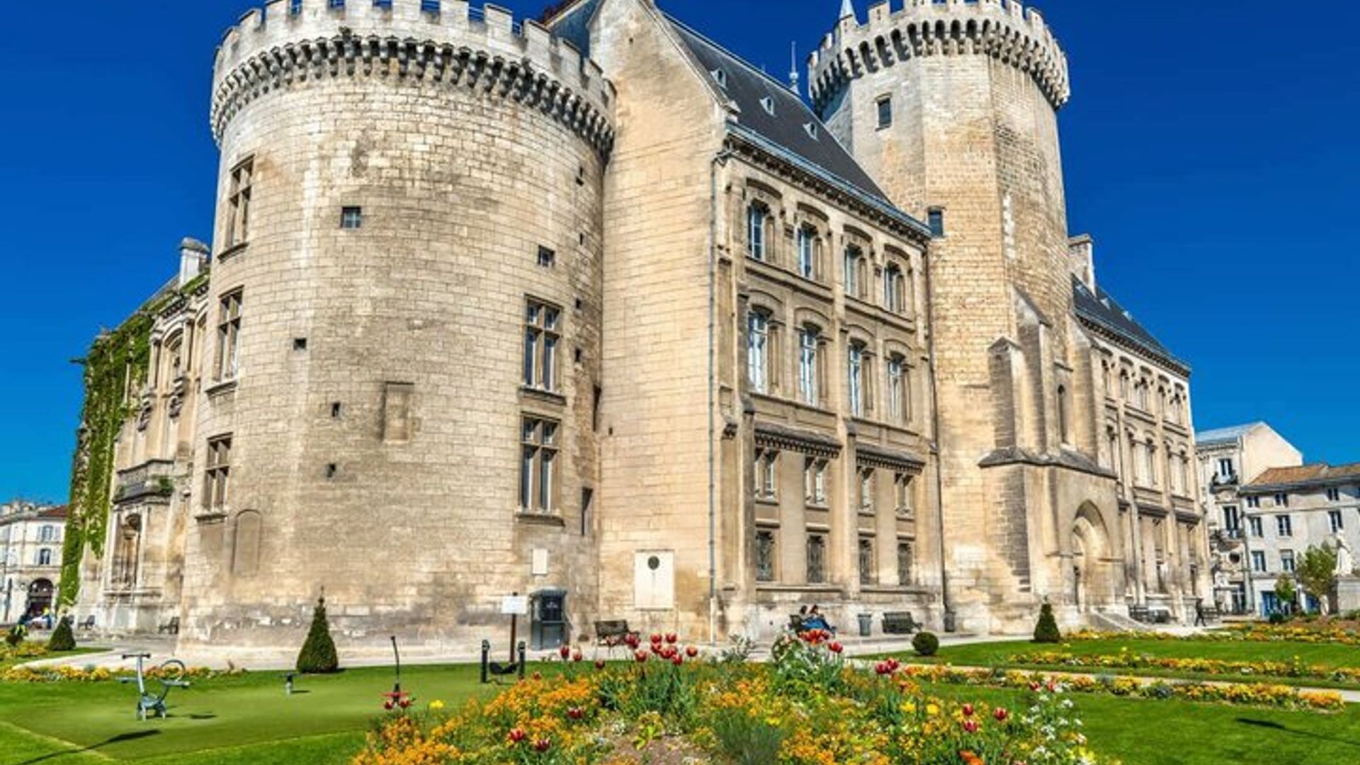 Bonjour Angouleme : Private 2 - Heure Intro City Walk avec Guide Local