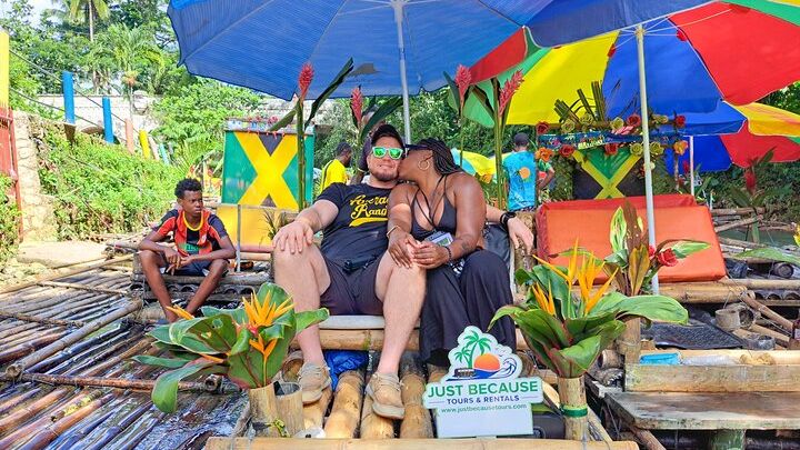Montego Bay: Bamboo Rafting with Limestone Massage & Shopping