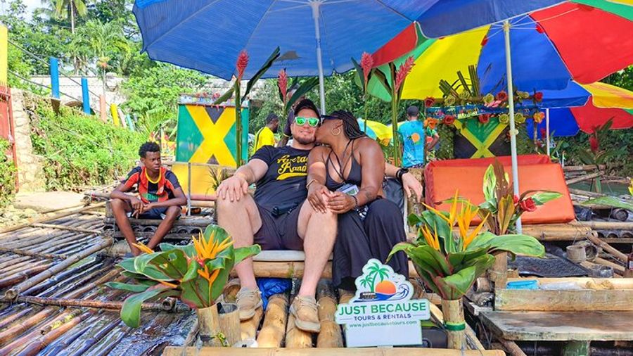 Montego Bay: Bamboo Rafting with Limestone Massage & Shopping