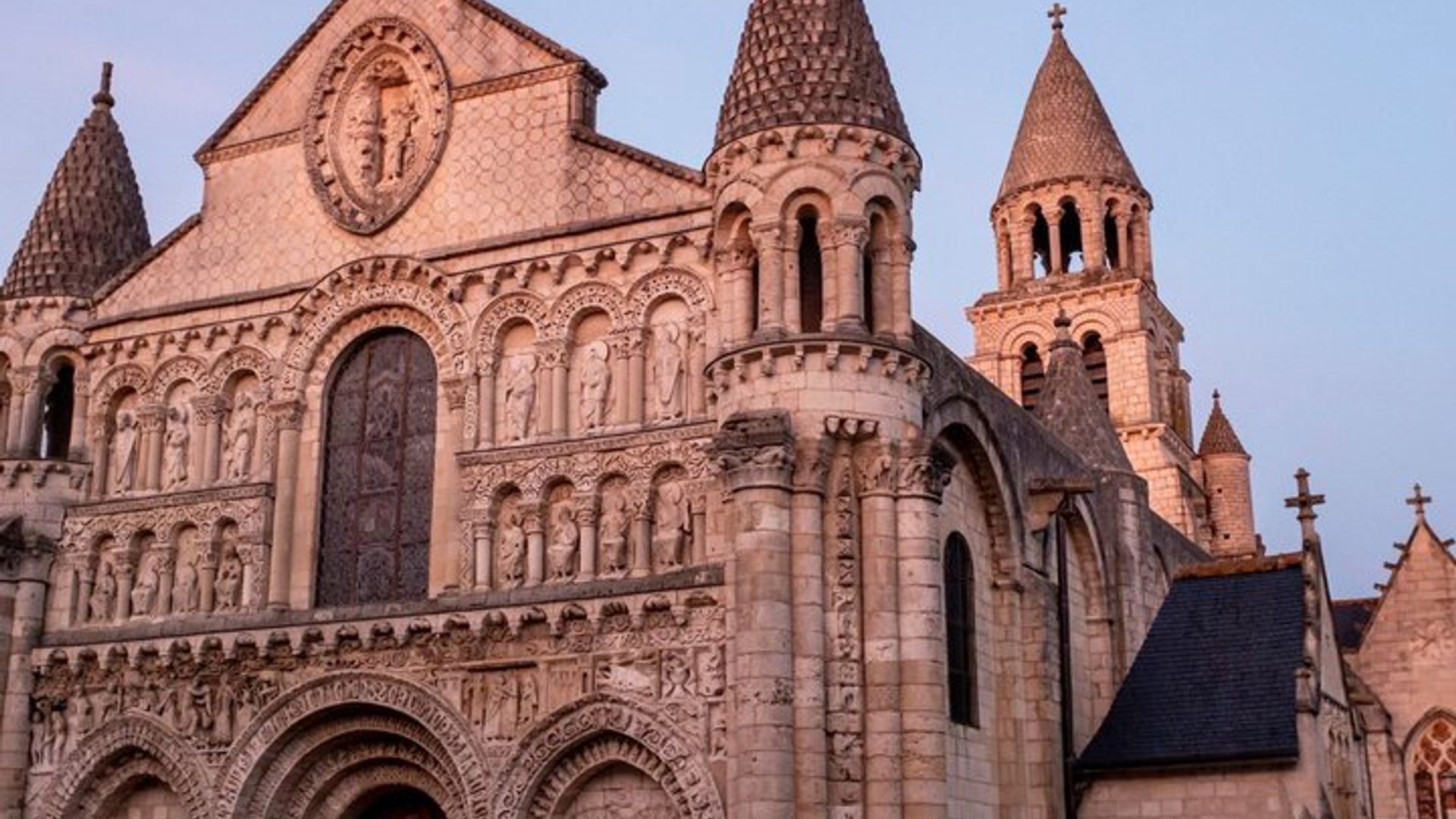 TOP Poitiers: Visita Guiada privada con tu móvil