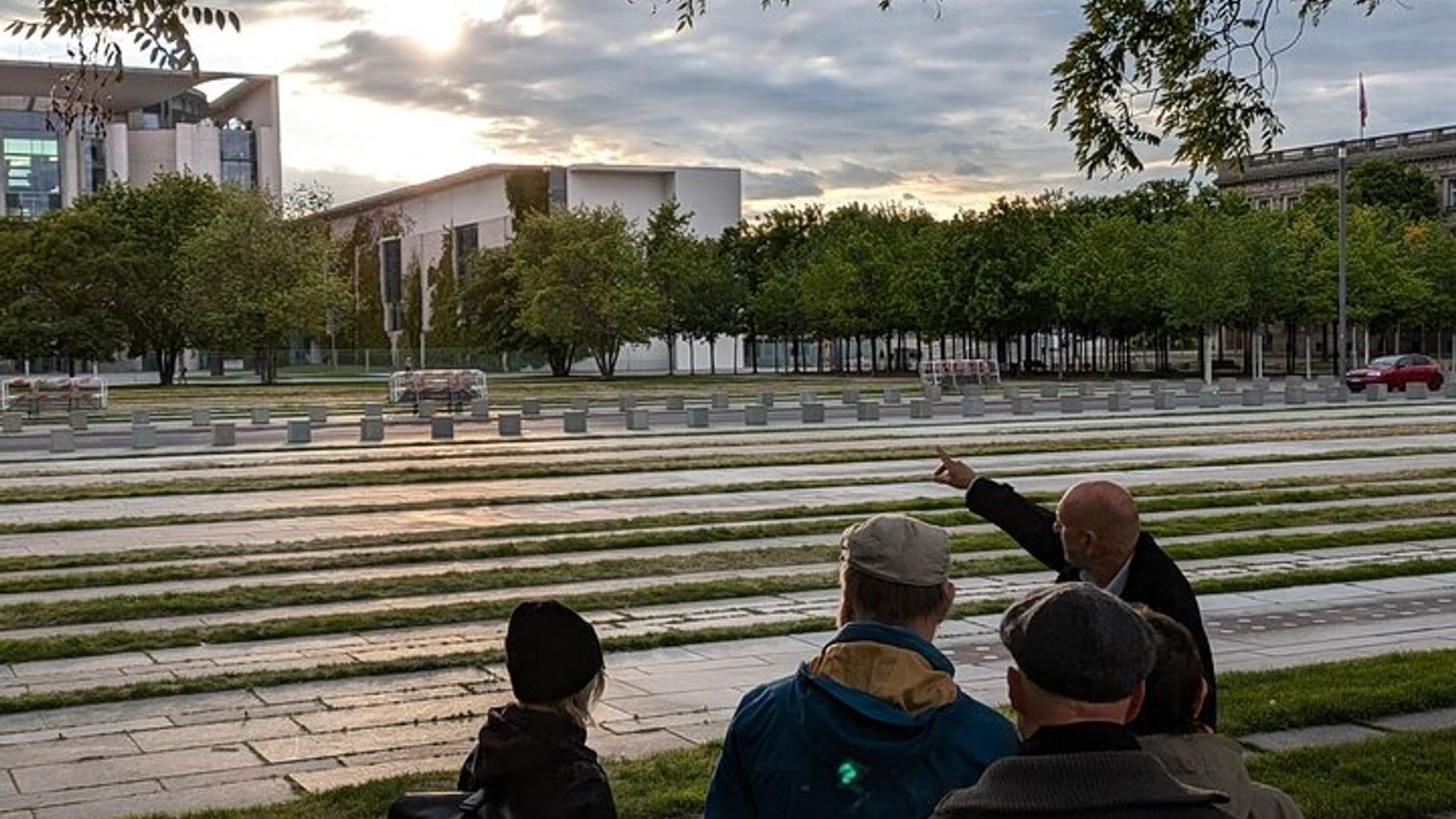 Berlin Tour Government District and Visit Hall Dome Reichstag