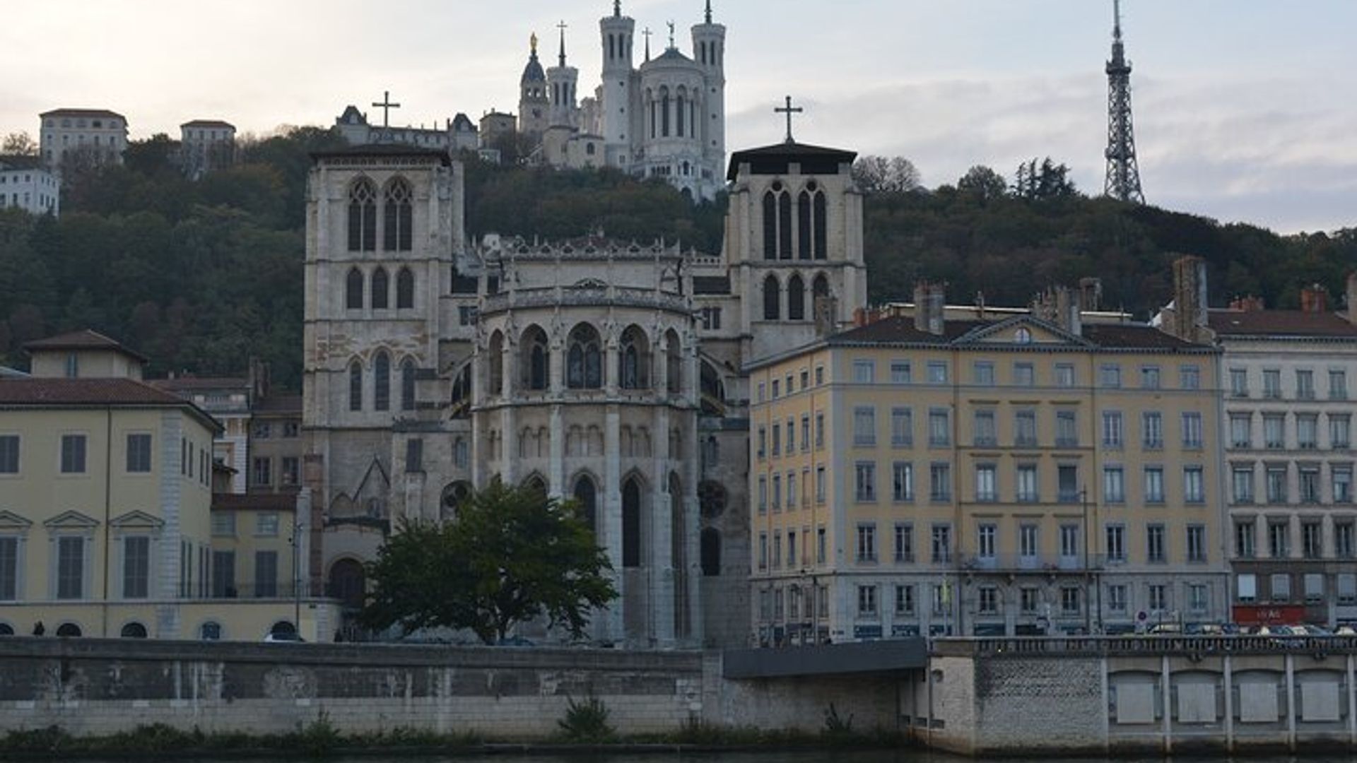 Private Transfer From Marseille To Lyon With a 2 Hour Stop