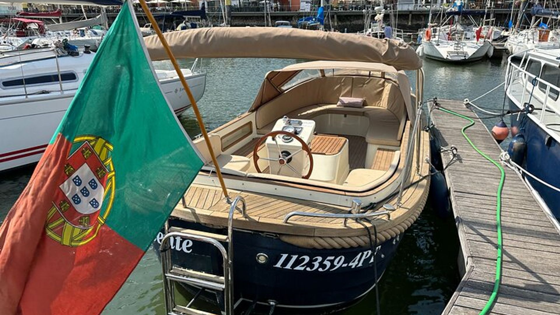 Croisière en bateau du Tage en petit groupe à Lisbonne avec pizza et bar ouvert