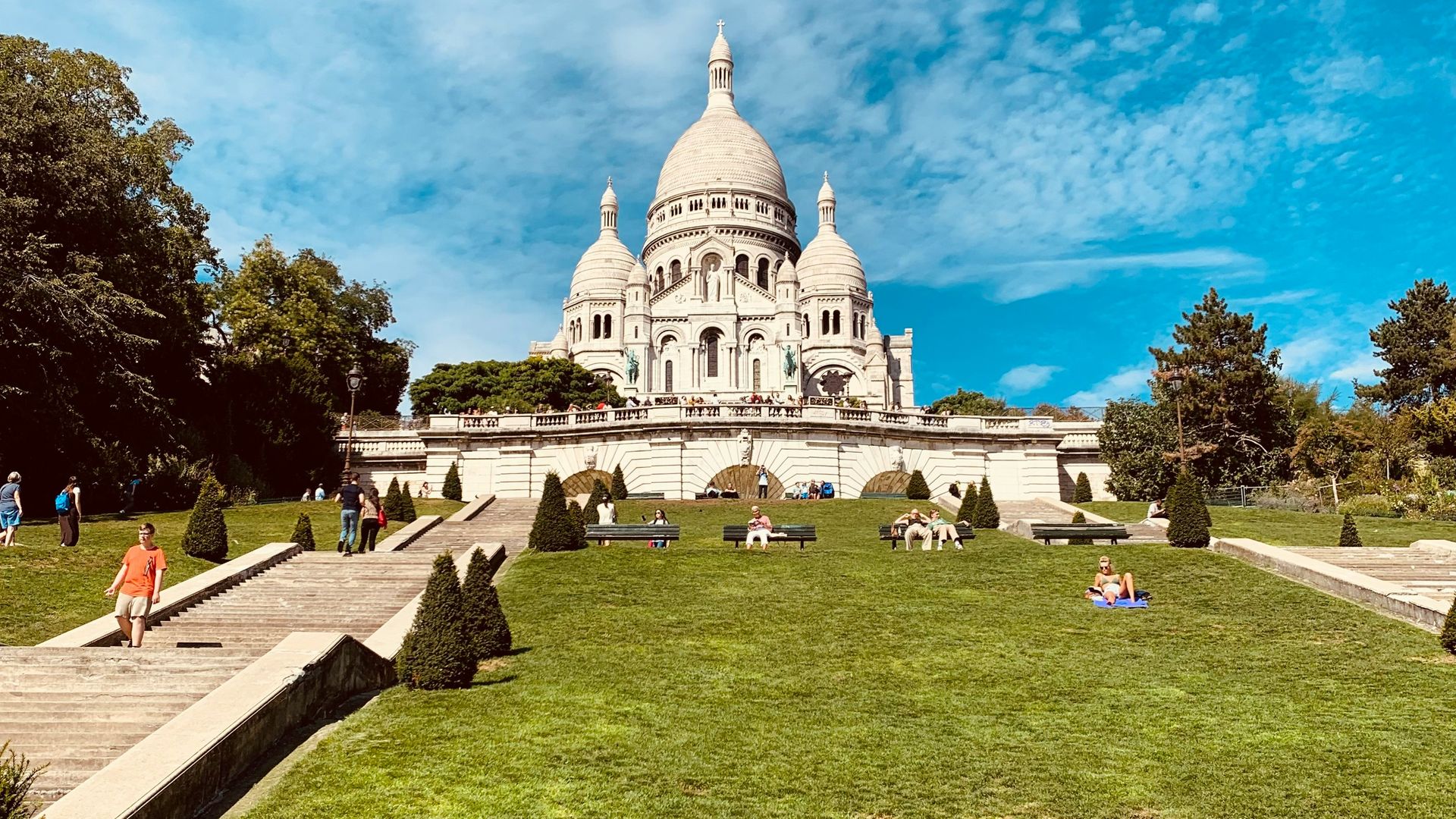Paris: Montmartre Walking Tour with Wine, Cheese and Charcuterie Tasting