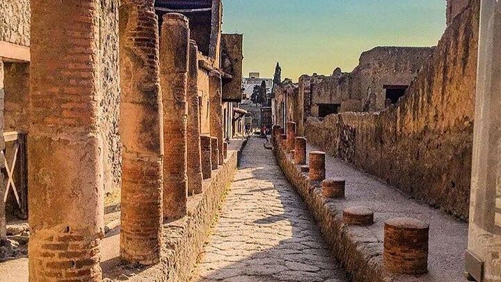 Pompeii Small-Group Tour With Lunch and Wine From Positano