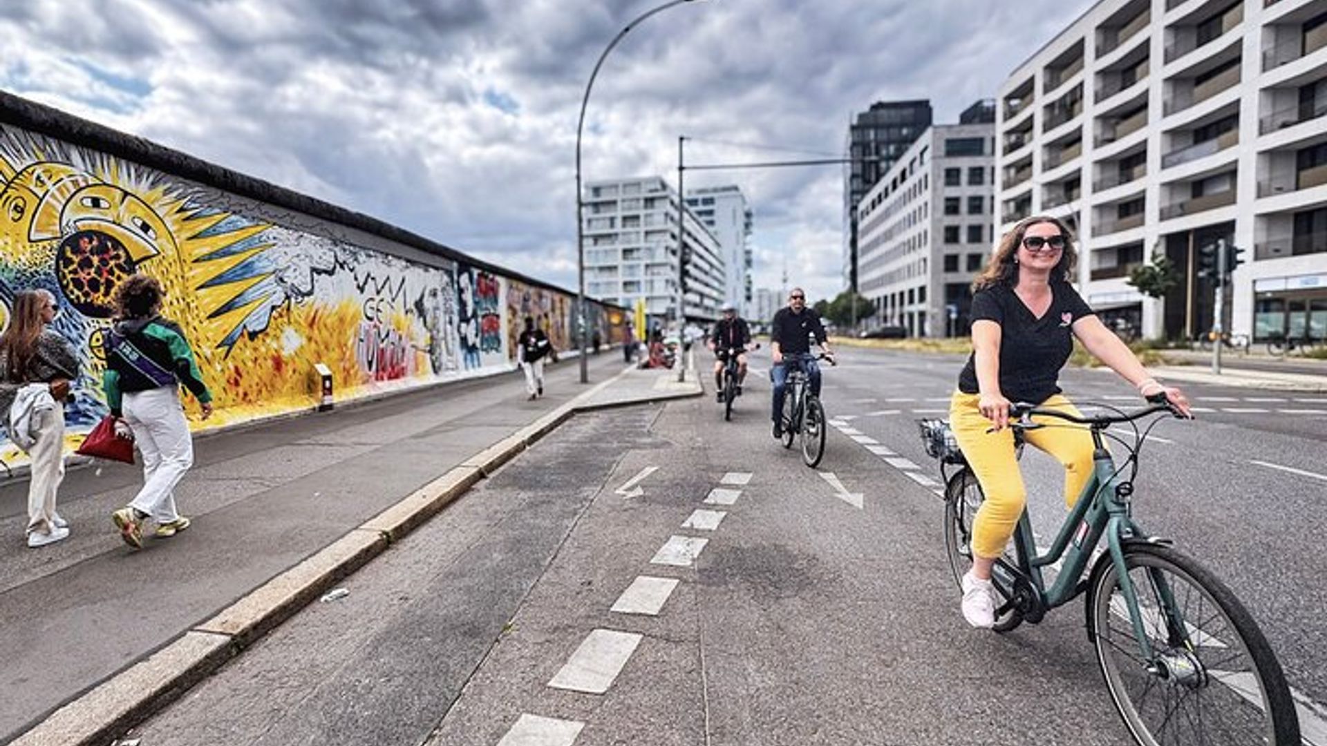Berlin: School Classe - the Alternative Kreuzberg on a Bike Tour