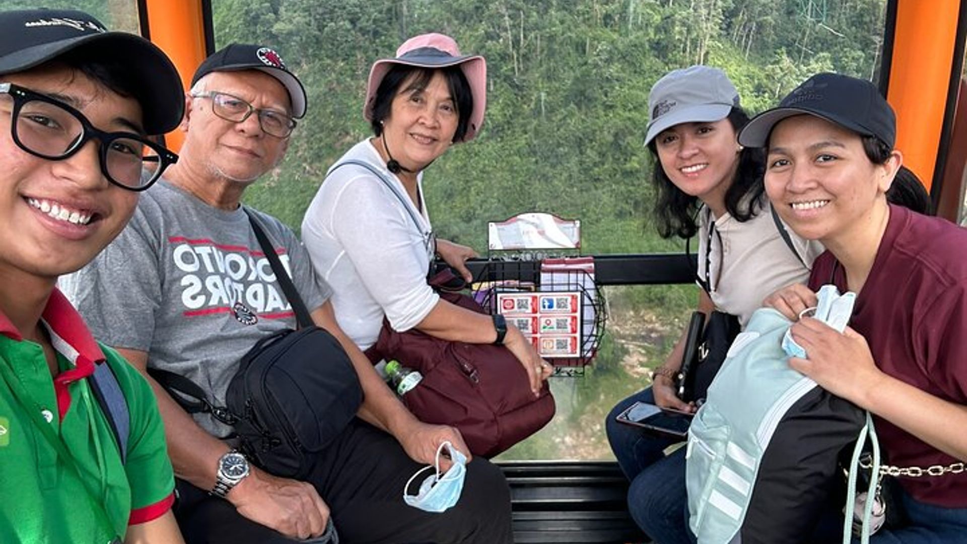 Excursión de un día completo en grupo pequeño por el puente Golden Hand y Ba Na Hills