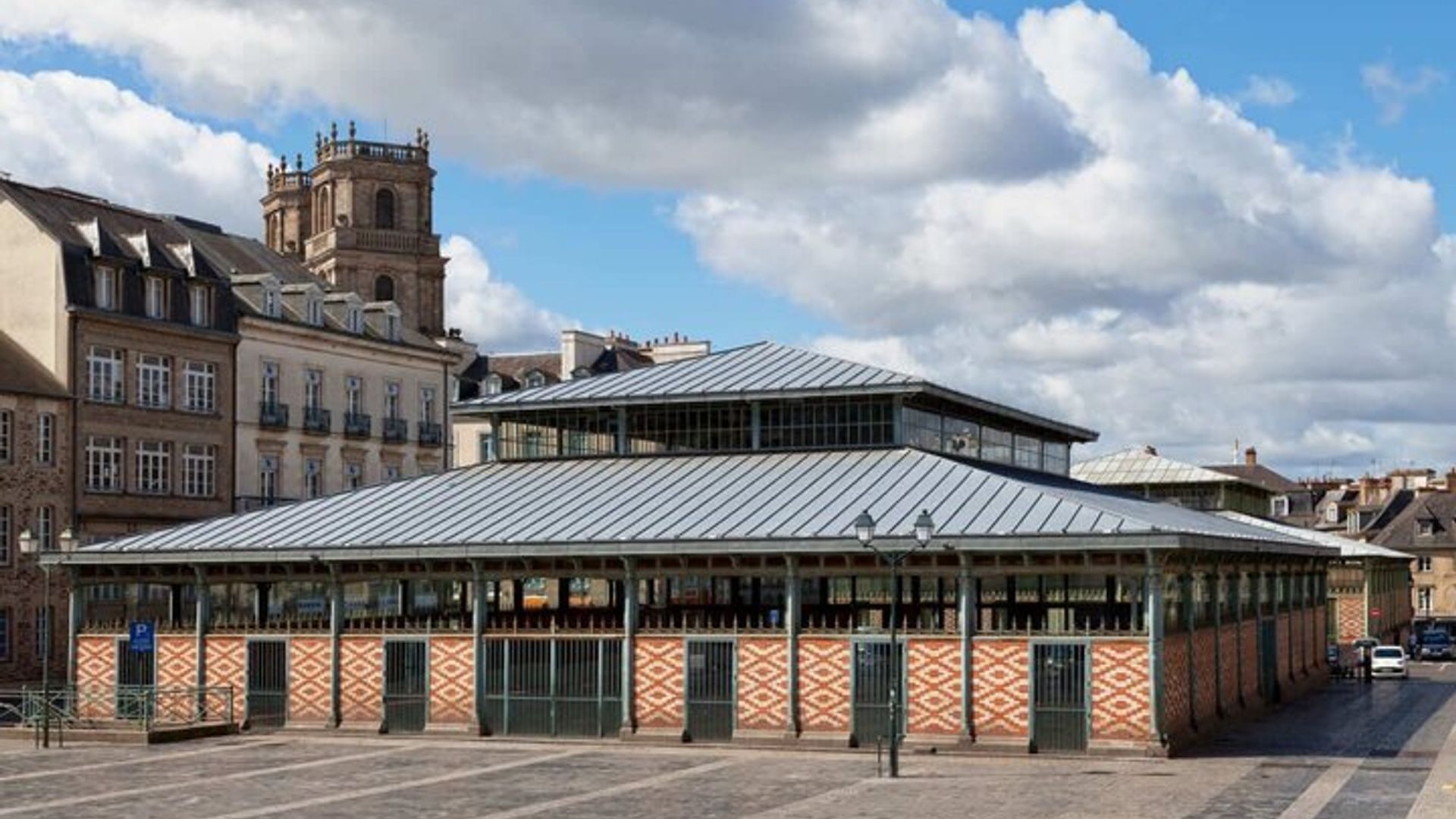 Hello Rennes: Private 2-Hour Intro City Walk with Local Guide