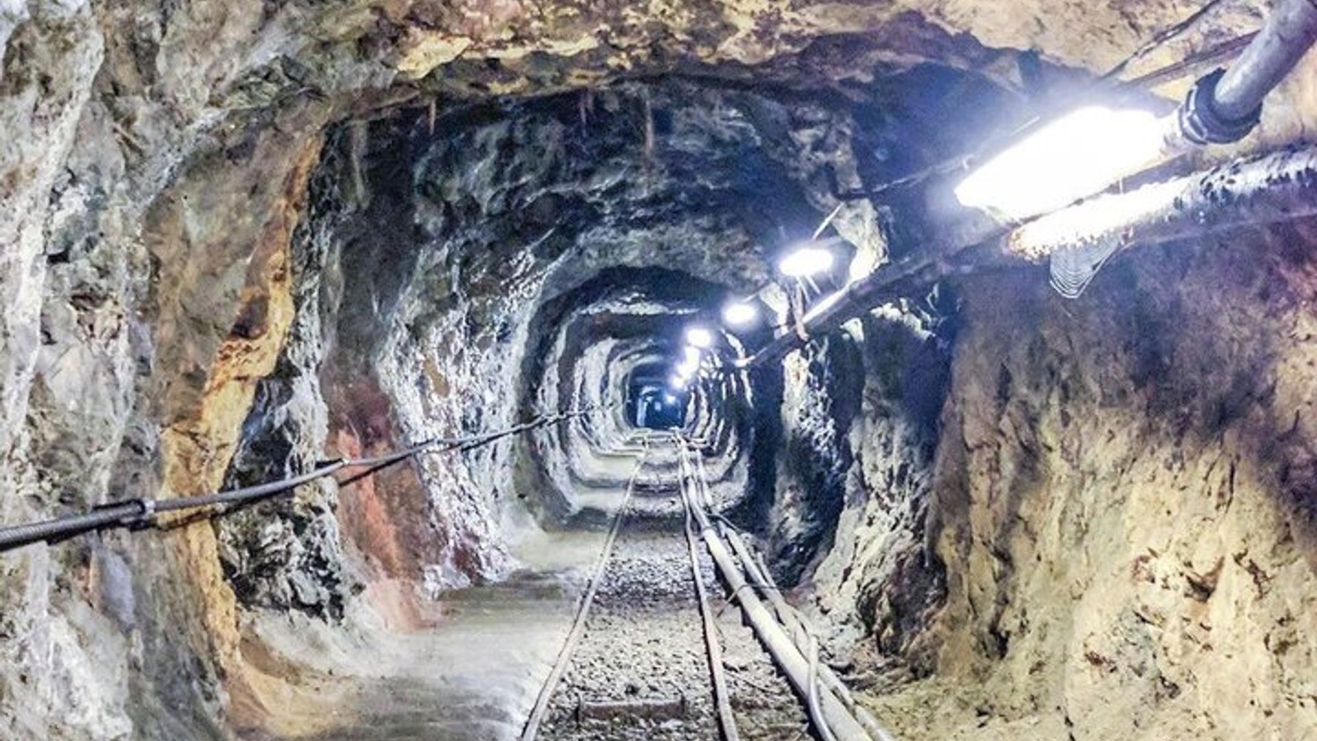 E-Bike-Tour in den Minen von Ginevro: Entdecken Sie die Geschichte des Eisens