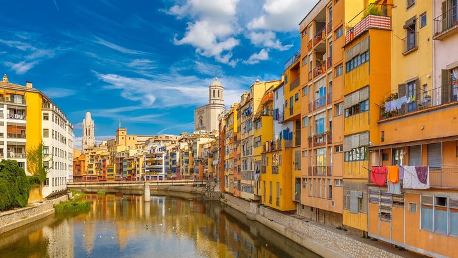 Three Medieval Gems & Local Lunch Private Tour from Barcelona