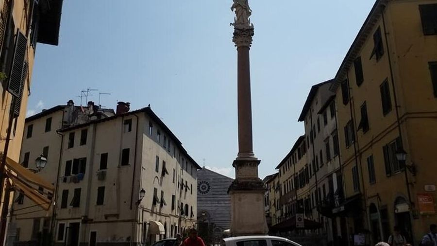 Walking tour of Lucca and its walls
