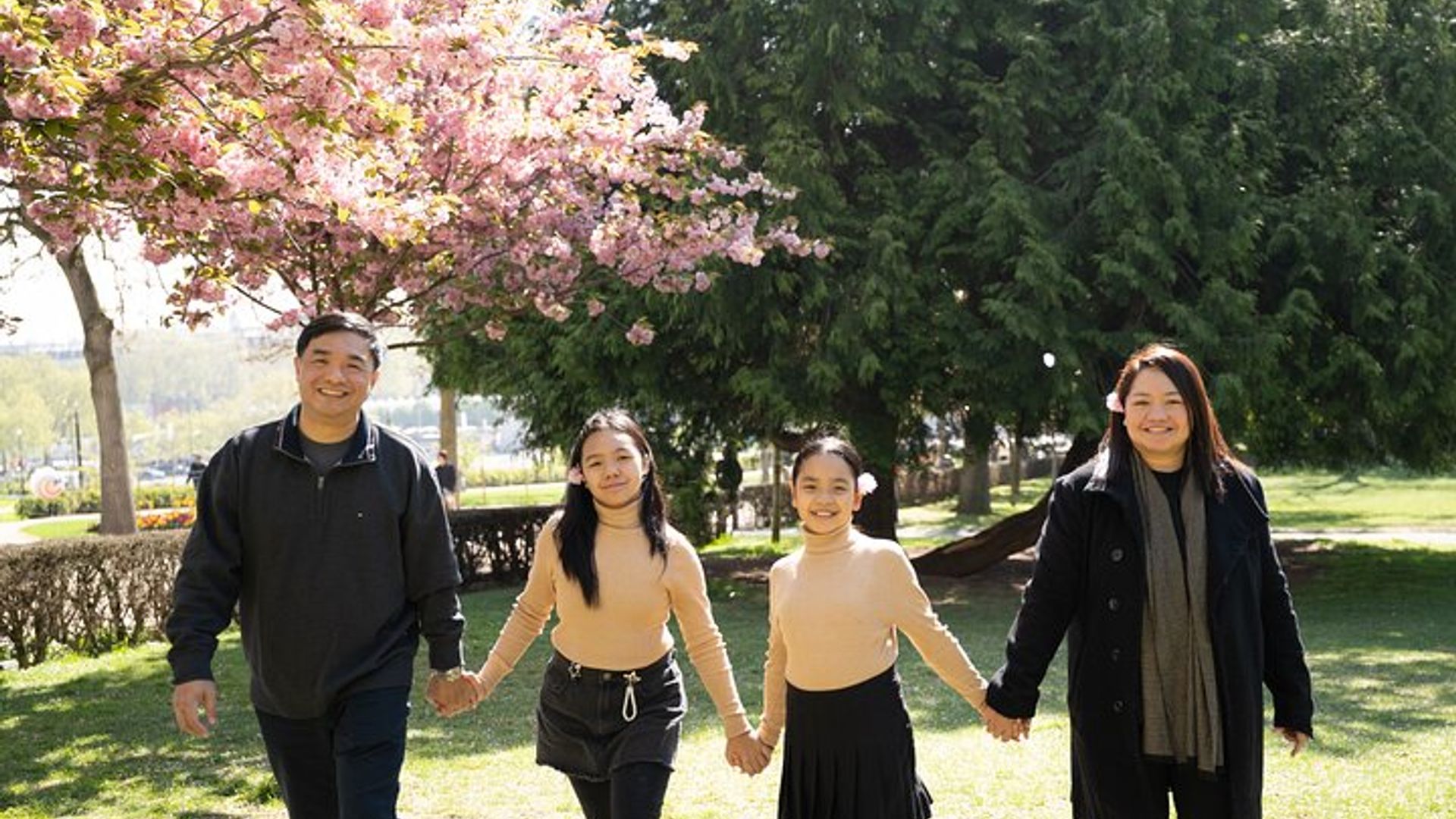 Sesión de fotos en París con fotógrafo delante de la Torre Eiffel