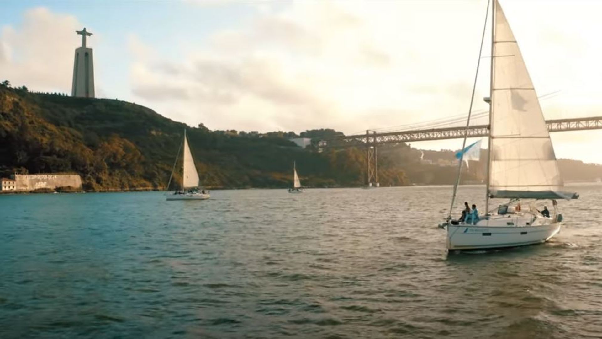 Lisbon Romantic Private 2h Cruise with sparkling wine