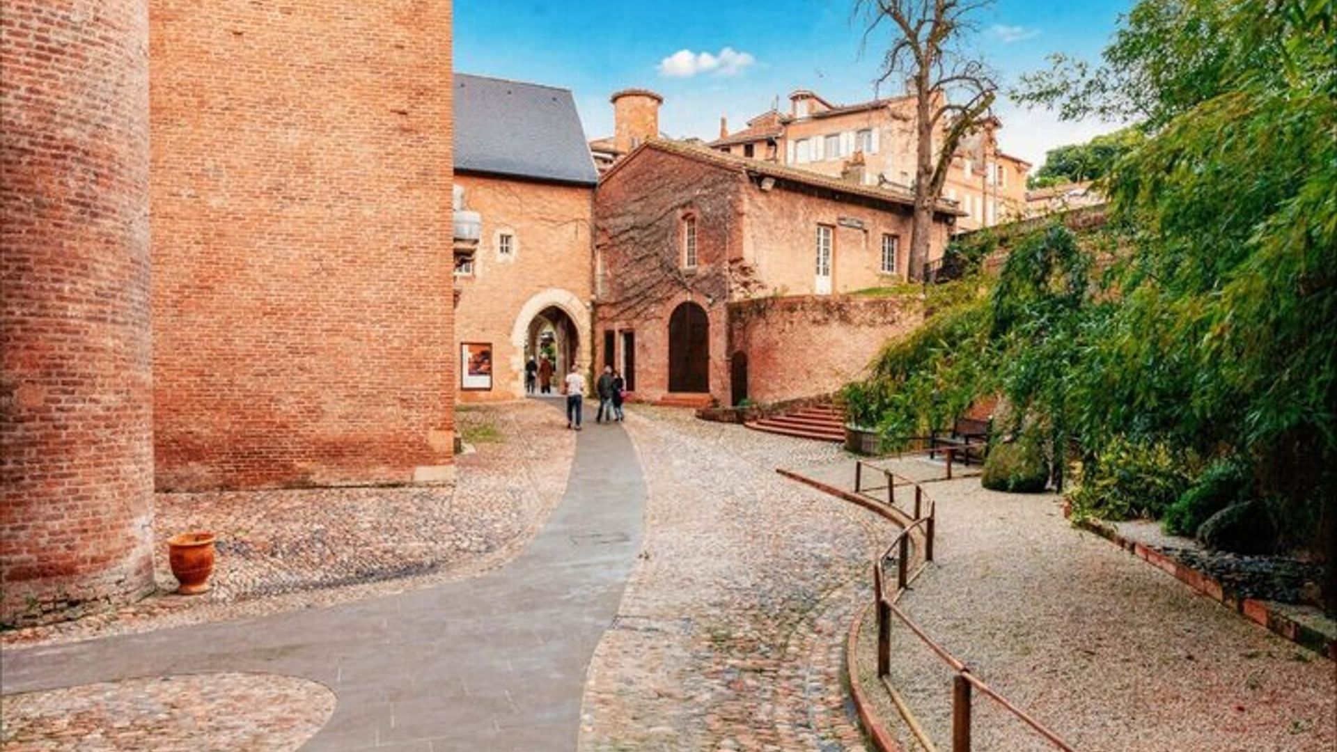 Hello Albi: 2-Hour Intro City Walk with Local Guide