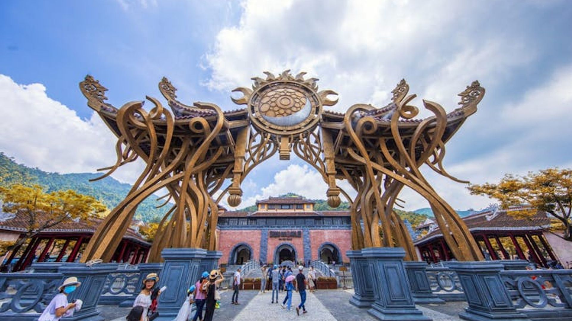 Tour to the Ba Na Hills with cable car and craft brewery and lunch