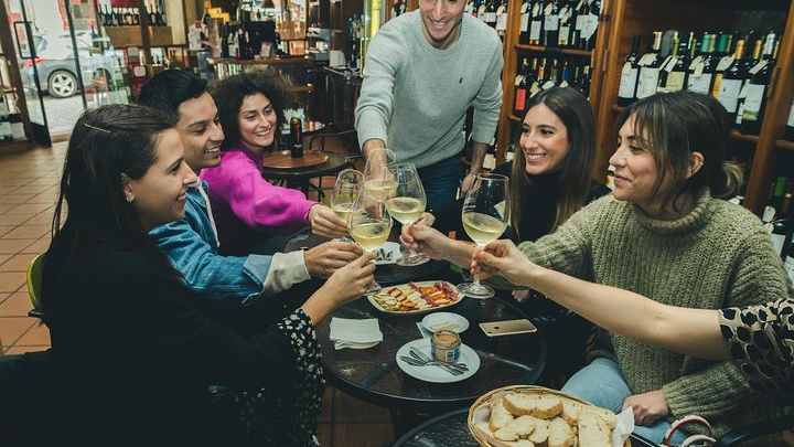 Porto Small-Group Dinnertime Snacks and Wine Walking Tour