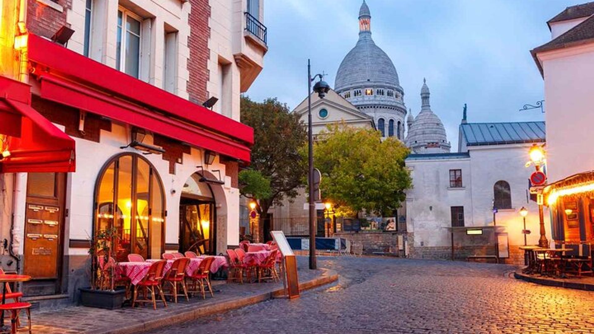 Paris: Montmartre Tour With Cabaret Show and Dinner