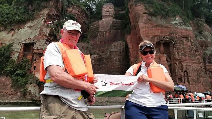 Chengdu: Giant Panda Base & Leshan Giant Buddha Private Tour