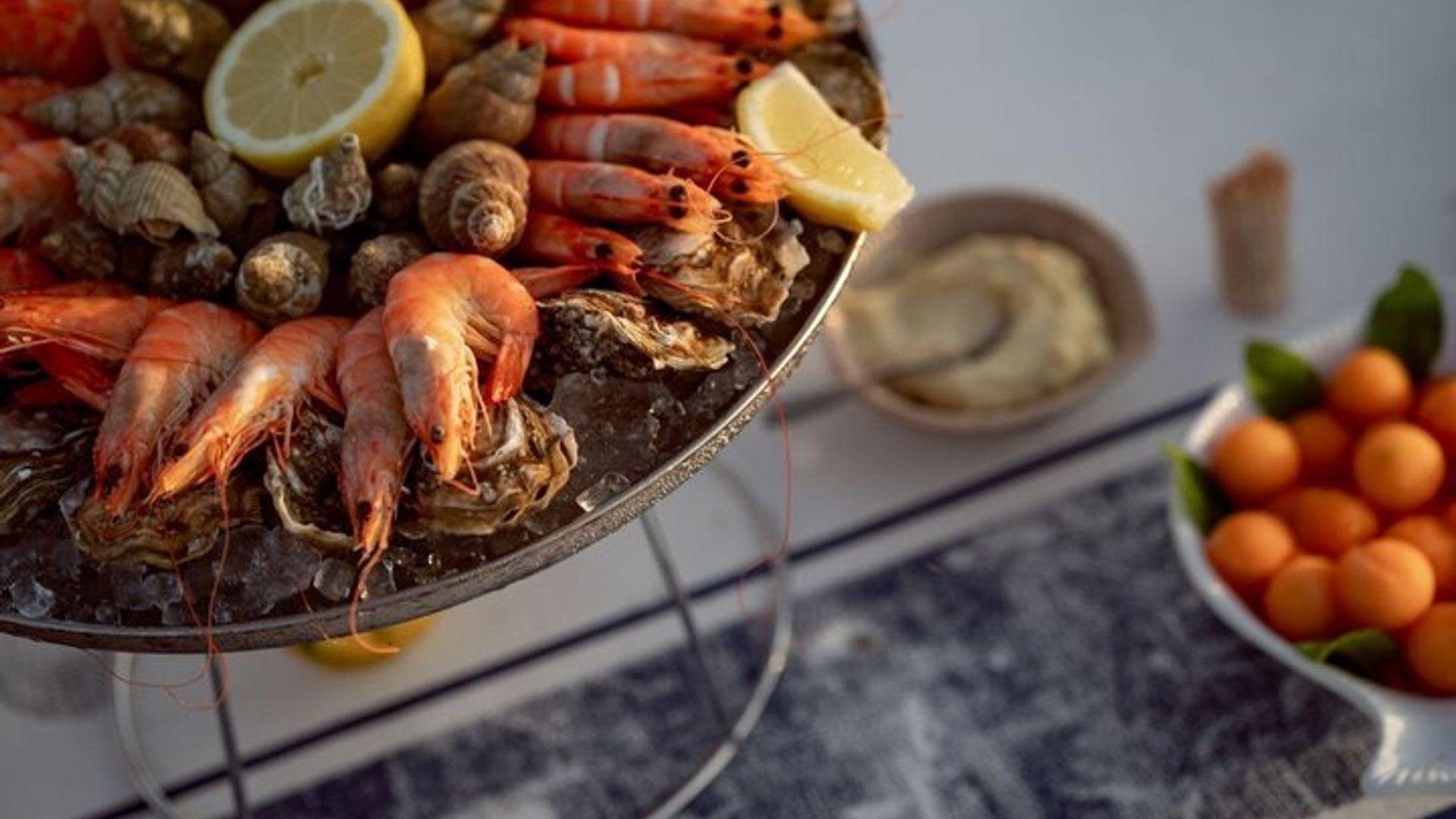 Pop up bar à huitres sur plage normande