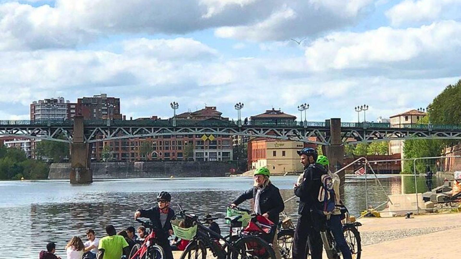 Panoramic Toulouse: E-Bike Tour with Cable Car Experience