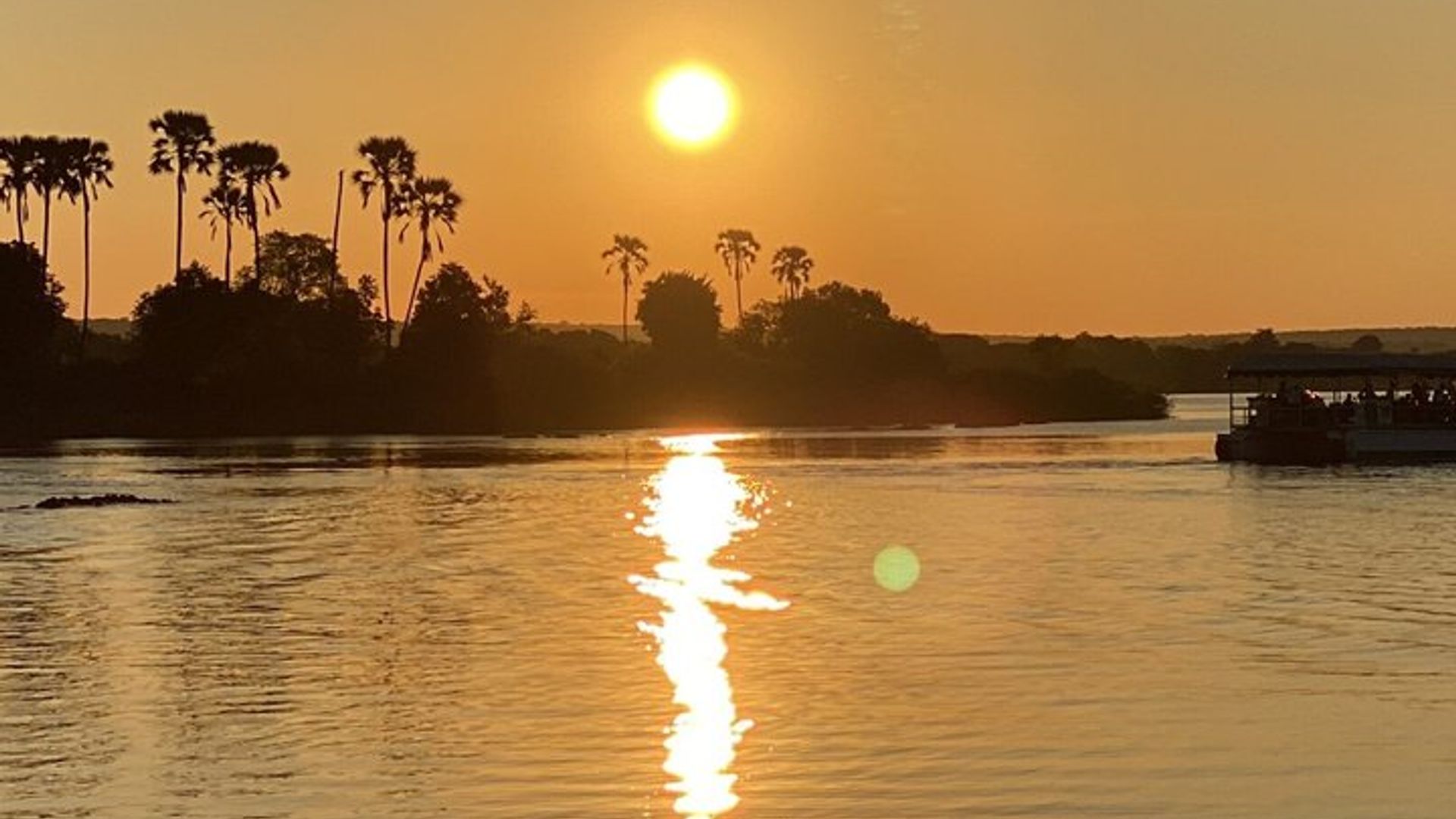 ทัวร์ล่องเรือชมพระอาทิตย์ตกที่แม่น้ำซัมเบซีในน้ำตกวิกตอเรีย